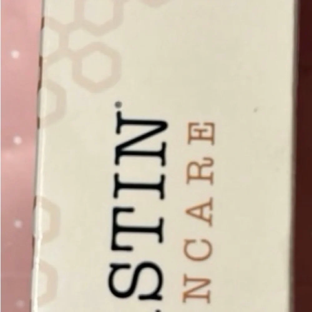 New in box Alastin Hydratint Pro Mineral Sunscreen SPF36 Expiration 1-2027 - Picture 2 of 2